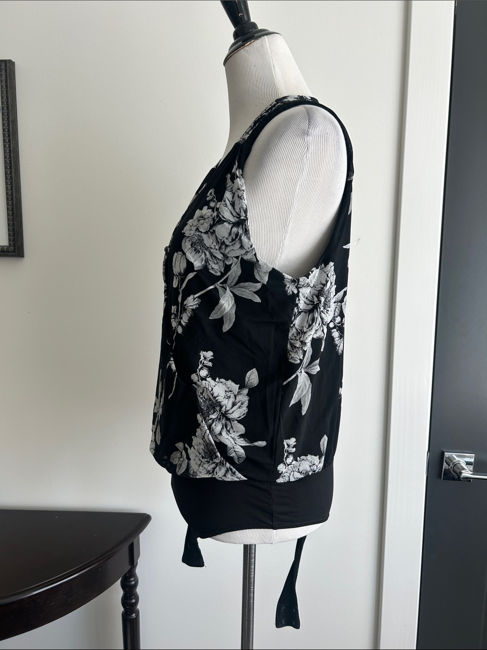 White House Black Market L faux wrap Floral Black gray sleeveless Top - Picture 2 of 10